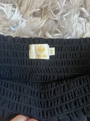 Svart volangkjol från Chelsea - Supersöt svart volang kjol från Chelsea