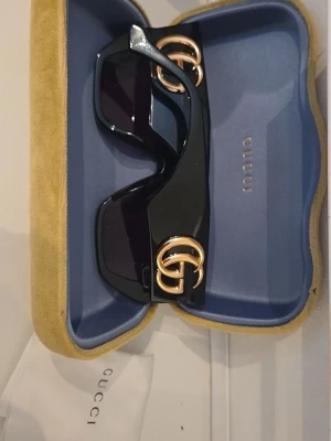 Svarta solglasögon från Gucci - Solglasögon från Gucci, har använt typ en gång, köpta själv på Gucci i Stockholm 