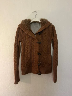 Cardigan  - Hej nu säljer vi denna grymt feta Pimkie fodrade cardigan i en stilren brun färg som lätt gör att klä sig bra i. Skicket 9/10 inga defekter. Storleken: S. Bröstlängd: 40cm. Midjalängd: 38cm. Längd:55cm. Armlängd: 60cm. För fler frågor hör gärna av er så hörs vi!