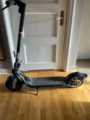 Ninebot elscooter F25 – bra skick, laddare ingår - Säljer min Segway Ninebot F25 då den inte används längre.  Scootern är ca 2 år gammal och fungerar som den ska. Batteriet håller bra och den är smidig att köra. Perfekt för kortare pendling eller nöjeskörning.  Info:  Laddare ingår  Ca 20 km räckvidd  10” däck  Elektrisk + skivbroms  Skick:Finns några små repor på skärmen och ringklockan är lite sned, men inget som påverkar funktionen. Ser väldigt fin ut efter en tvätt.  Pris: 2500 kr (kan diskuteras vid snabb affär)  Hör av dig vid intresse! 