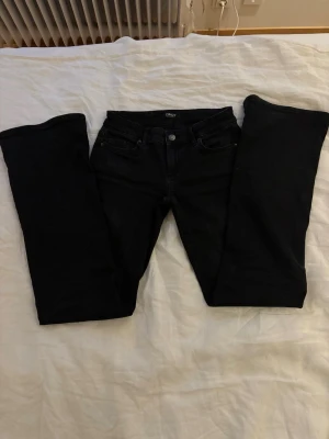 Svarta lågmidjade bootcut jeans från ONLY - Säljer ett par svarta bootcut jeans från ONLY med klassisk femficksmodell och lågmidja