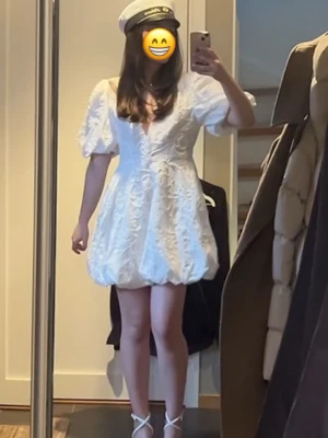 Zara studentklänning/ vit klänning - Säljer en vit broderad kort klänning från Zara med puffärmar och v-ringning i storlek S. Använd på min student förra året men är i perfekt skick. Perfekt för student eller sommarens alla tillfällen.🌸