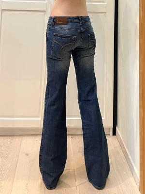 Lågmidjade bootcut jeans från Calvin Klein - Snygga mörkblå bootcut jeans🩷W28 men passar mig som är xs. mått finns på bilderna. Inga defekter! 