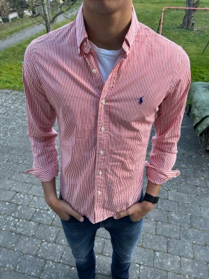 Ralph Lauren skjorta  - Säljer snygg rosa Ralph Lauren skjorta storlek M slim fit snygg till sommaren. Passar dig som är 180-189 ca. Paketpris vid flerköp😃 Skriv om du har frågor!