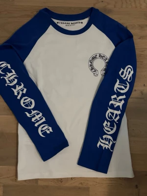 Chrome Hearts långärmad t-shirt blå/vit - Säljer en långärmad t shirt, i storlek S har använt mycket, inga problem med den! Perfect för många outfits. 