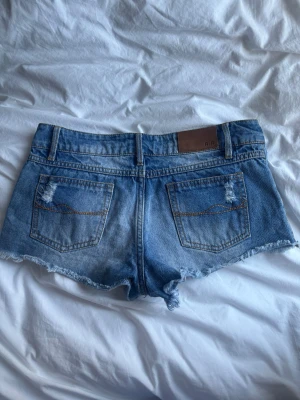 lågmidjade jeanshorts - stor i storlek 