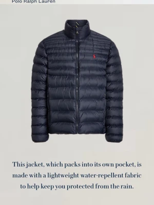 Marinblå pufferjacka från Polo Ralph Lauren - Snygg marinblå pufferjacka från Polo Ralph Lauren med quiltad design och diskret röd logga på bröstet. Jackan är lätt, vattenavvisande och har dragkedja framtill samt hög krage. Perfekt för kyliga dagar och enkel att packa ner i egen ficka.