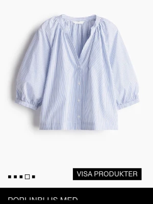 populär hm blus - Blus i ljusblått och vitt med tunna vertikala ränder. Modellen har v-ringning, knäppning framtill och trekvartsärmar med lätt puff. Tillverkad i ett lätt och luftigt tyg som ger en avslappnad men ändå stilren look. en jätte snygg populär blus från hm osäker på om jag vill säljer därför de är så högt pris, slutsåld på hm hemsida, använd mycket men inga defekter. storlek M men passar S-L