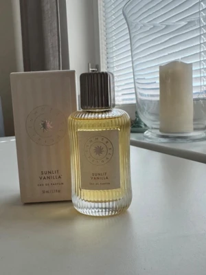 Summer fridays Sunlit Vanilla 50ml - Summer fridays Sunlit Vanilla. 50ml  Doftnoter Toppnoter: Bergamott Hjärtnoter: Karamell, kokosnöt Basnoter: Vanilj, krämig mysk, tonkaböna, bärnsten