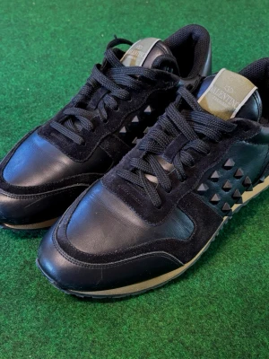 Valentino rockrunners - Valentino Rockrunner sneakers säljes Original Valentino Rockrunner i svart. Märkta storlek 41, men passar även dig som normalt har 42 beroende på passform.  Mycket fint skick – väl omhändertagna med endast normala, mindre bruksspår. Stilren och exklusiv modell som passar både till jeans och mer dressad casual look. PRIS KAN DISKUTERAS!