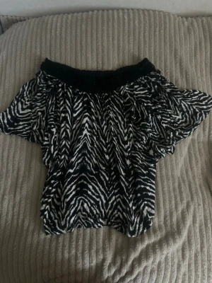 Fin zebra lös blus❣️ - Jätte fin zebra topp med lös passform❣️ Har tyvärr ingen storlek eller märke på blusen längre ❣️