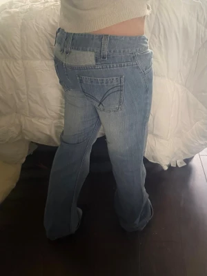 Low Waist jeans - Säljer nu mina jeans då dem inte passar mig i verken midjan eller längden, dem är som nya med cool design.  Midjemått är 74cm och innerbenslängden är 86💓tveka inte att skriva om ni har frågor:)