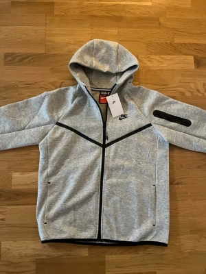 Grå Nike Tech tröja - Säljer en helt ny grå Nike Tech tröja, Helt ny!!