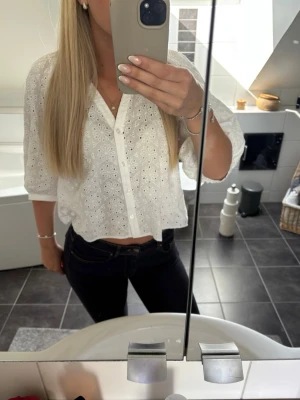 Vit broderad blus med trekvartsärm - Söt vit blus från hm i storlek S med broderade blommönster och knappar framtill. Endast använd ett fåtal gånger 