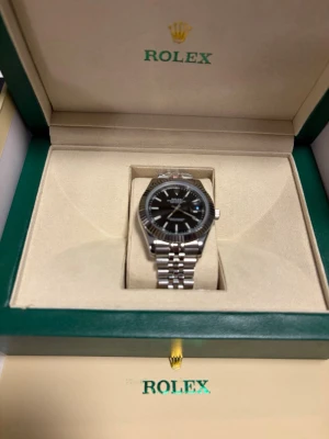 Rolx Role Datejust 41mm Automatisk Black Dial  - Riktigt fin Rolx Role Datejust i hel svart Dial Oyster Perpetual, Automatisk urverk! Medföljer Rolx box bag, Certifikate samt alla tillbehör som ni ser på bilden, Skambud besvaras ej.