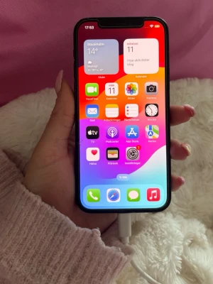 iPhone 12 - Svart iPhone 12 Repor på sidorna annars bra skick. Skärmskydd på (med liten spricka på sidan)  81 % batterikapacitet  128 GB
