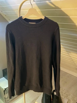 Mörkblå stickad tröja med rund hals från Bruun & Stengade - Säljer en mörkblå stickad sweatshirt från Bruun & Stengade i storlek M.  Tröjan är i väldigt bra skick och har använts varsamt, utan synliga skador eller fläckar. Materialet är mjukt och bekvämt och ger en stilren, lite mer dressad look än en vanlig sweatshirt.  Perfekt för både vardag och lite mer uppklädda tillfällen tack vare den stickade designen och den klassiska passformen.  Pris: 499 kr Storlek: M
