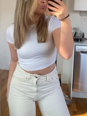 Vida vita jeans med hög midja - Säljer ett par trendiga vita jeans med hög midja och raka, vida ben. Använts fåtal gånger🥰🥰