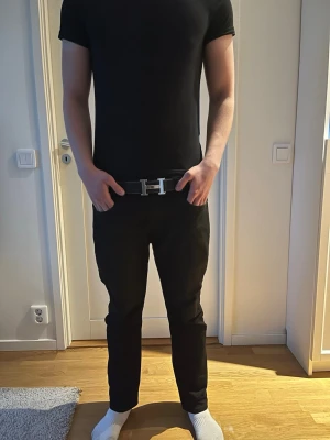 Levis jeans svarta straight fit - Säljer ett par svarta Levis jeans som är i topp skick. Använda ett par gånger med ingen skador. Pris kan diskuteras och storleken är 30,30