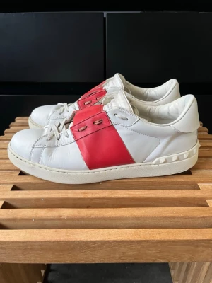 Valentino open  - Tjena, säljer nu dessa riktigt snygga och populära valentino open skorna, de är i bra skick, storlek 44, endast skorna ingår, hör av er vid frågor och funderingar🙌🤝 