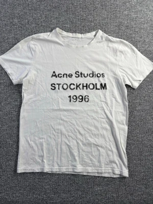 Snygg stockholms tshirt - Säljer denna riktigt feta T-shirten | Storlek M | skick 10/10 | saknar lapparna därav priset | passar till alla outfits | kolla in profilen för liknande produkter och skriv vid minsta lilla fråga 🥂🥂