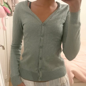 Glittrig Ljus grön kofta - jättesöt kofta från Vero Moda💓💞 