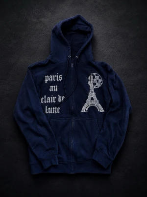 Mörkblå hoodie med Paris-motiv från Bling Lucid - Mörkblå hoodie med dragkedja och huva, dekorerad med texten 'paris au clair de lune' i silverfärgade stenar samt motiv av Eiffeltornet och månen från Bling Lucid. Stora fickor framtill och ribbade muddar. Perfekt för dig som gillar unika prints och Paris-vibes.