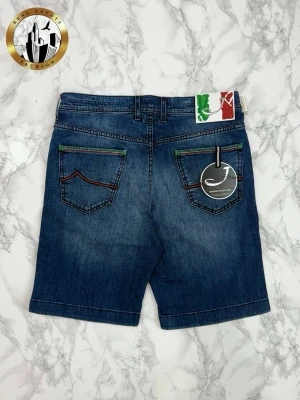 Jacob Cohën 32 - Mörkblåa Jacob Cohën 6636 FLAG jeansshorts i storlek W32, helt nya, oanvända med taggar. Tveka inte på att höra av dig för fler bilder eller vid minsta fundering! Självklart äkta. Skick: 10/10 | Mått A: 42,5cm | Mått B: 49,5