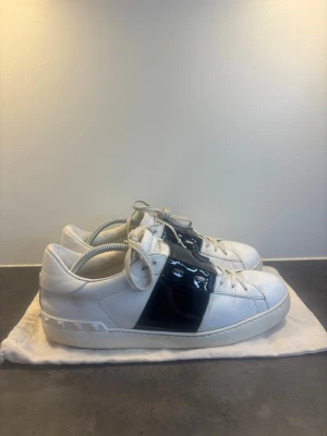 Valentino Opens | 44 - Valentino Opens i storlek 44 | Skicket är bra, defekter syns  | Dustbag skickas med 🤝 Äkta