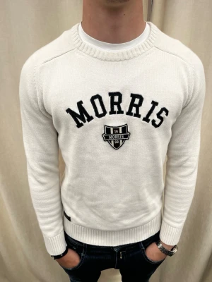 Stickad tröja från Morris  - Sjukt snygg stickad tröja från Morris. Använd ett fåtal gånger. Mycket bra skick. Strl M, personen på bilden är 185 cm lång. Skicka gärna prisförslag. Kika in profil för mer schyssta plagg