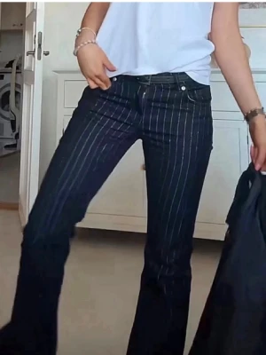 Mörkblå bootcut jeans med vita ränder - Snygga slutsålda mörkblå bootcut jeans med vita ränder från H&M.  Helt nya oanvända med lappen kvar. De är i storlek 38,  men skulle säga att dom är små i storleken så kanske 36. 💗💗💗💗