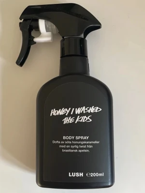 Lush Honey I Washed The Kids Body Spray - Lush Honey I Washed The Kids Body Spray i svart plastflaska med spraymunstycke. Doftar söta honungskarameller med en syrlig twist av brasiliansk apelsin. Flaskan rymmer 200 ml och har en modern, stilren design.