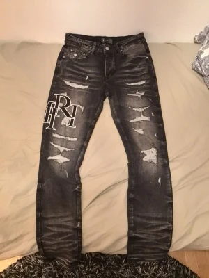 Size 30 Amiri jeans svart/gråa - Säljer ett par riktigt clean jeans med fet wash och sjuka detaljer 🔥 Distressed look med stacked fit som sitter perfekt över sneakers. Stor logo på låret som gör att de sticker ut direkt. Perfekta om du gillar USA stilen. Pris kan diskuteras, allt kan diskuteras det är bara o skriva.