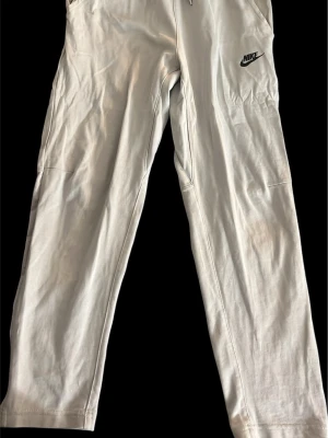 Nike mjukisbyxor - Hej! Säljer ett par nike träningsbyxor/mjukisbyxor i storleken S, skick 8/10 har en extra ficka vid fickorna, skriv vid frågor och funderingar, pris kan ändras vid snabbaffär