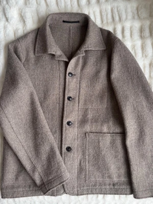 Overshirt ull Tiger of Sweden - Snygg overshirt i ull från Tiger of Sweden. Mycket fint skick! Small, men rak i passformen så passar även medium 