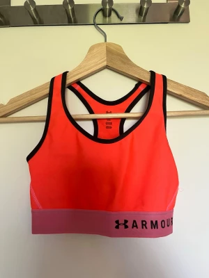 Under Armour, Sport BH - Orange sport BH från Under Armour. Storlek xs