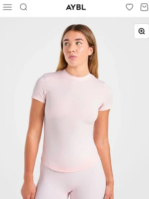Sculpt t-shirt Aybl - Jättesnygg ljusrosa tränings t-shirt från Aybl. Aldrig använd men har inte någon prislapp på sig, nypris är 335kr💕💕
