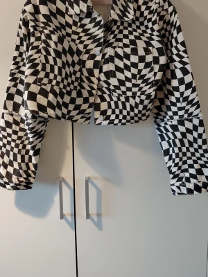 Svart vit jeans jacka - Svart vit jeans jacka med silver knappar. 