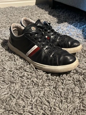 Moncler skor - Snygga Moncler skor i storlek 44 för endast 599kr. Bra skick. Hör av er för frågor med mer!👍