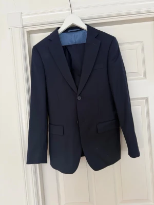 Kostym dressman  - Säljer nu en riktigt fräsch kostym som är perfekt inför skolavslutningar eller vad som helst. Den är använd 2 gånger. Storlek finns på bild.