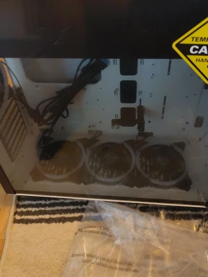 Sharkoon Pure Steel ATX datorchassi - Säljer ett Sharkoon Pure Steel ATX datorchassi i svart med sidopanel i härdat glas. Chassit har plats för flera fläktar och stora grafikkort, och har en stilren, modern design med metall och glas. Perfekt för dig som vill bygga en egen stationär dator.
