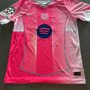 FC Barcelona unik rosa tröja - Säljer en unik Barcelona tröja. Tröjan är i helt nytt skick med tag på och 10/10 kvalitet. Säljs till bra pris. 