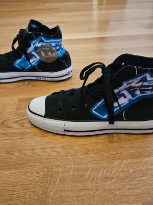 Converse Chuks, METALLCA RIDE THE LIGHTNING. Storlek:37.Skorna är i mycket fint skick. - Converse Chuks, METALLCA RIDE THE LIGHTNING. Storlek:37, innermåt:24,5cm. Skorna är i mycket fint skick.