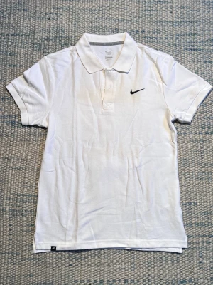 Vit pikétröja från Nike - Golf tröja