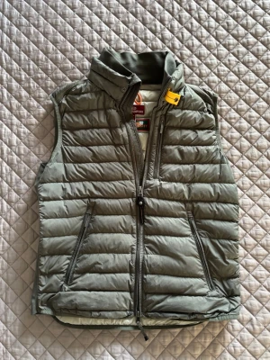 Parajumpers väst - Säljer nu min parajumpers väst då jag köpt en annan! | Bra skick men använd, fungerar som den ska! | Fett mörkgrön färg. | Perfekt nu till våren. | Nypris 3000 kr. | Storlek S. | Släng iväg en signal vid funderingar så svarar jag snabbt. | 