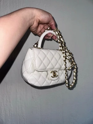 Mini 2000’s style hand & shoulder bag  - Good condition. Really cute and perfect for summer❤️ no big issue just sign of usage as seen on the pictures since its 2nd hand. 