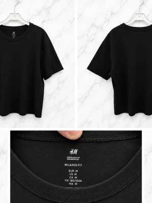 Svart t-shirt från H&M Relaxed Fit - En stilren svart t-shirt från H&M i modellen Relaxed Fit. T-shirten har rund halsringning och korta ärmar, tillverkad i ett mjukt och bekvämt material. Perfekt för en avslappnad och trendig look.