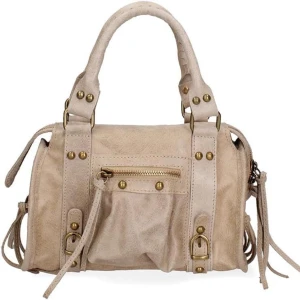 City bag  - Säljer min supersnygga trendiga beiga city bag med gulddetaljer🤩 Väskan passar till allt och ger en väldigt trendig look . Perfekt storlek då den rymmer mycket samtidigt som den är smidig att bära. Väskan är i ett väldigt fint skick och säljer pga att jag ej använder den längre. Köptes för runt 600-700kr ❣️