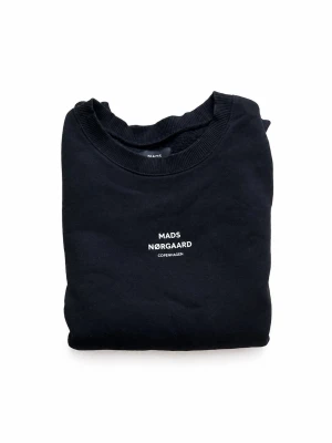 Sweatshirt - Säljer nu min sweatshirt från Mads Nørgaard🔥 | Storlek: M  | Skick: 8/10, rätt okänt märke men köpt på NK för ett par år sedan | Nypris: 1200 , mitt pris: 99 |Skriv vid minsta fundering📝 | Skickar alltid inom 24 timmar📦