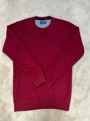 Ralph lauren tröja  - En riktigt snygg raffe tröja i färgen vinröd. Storlek på etiketten L - men sitter som M | mycket fint skick | Inga defekter | hör av dig vid minsta fundering! 